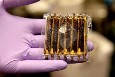 A protective layer of epoxy resin helps prevent the leakage of pollutants from perovskite solar cells 
